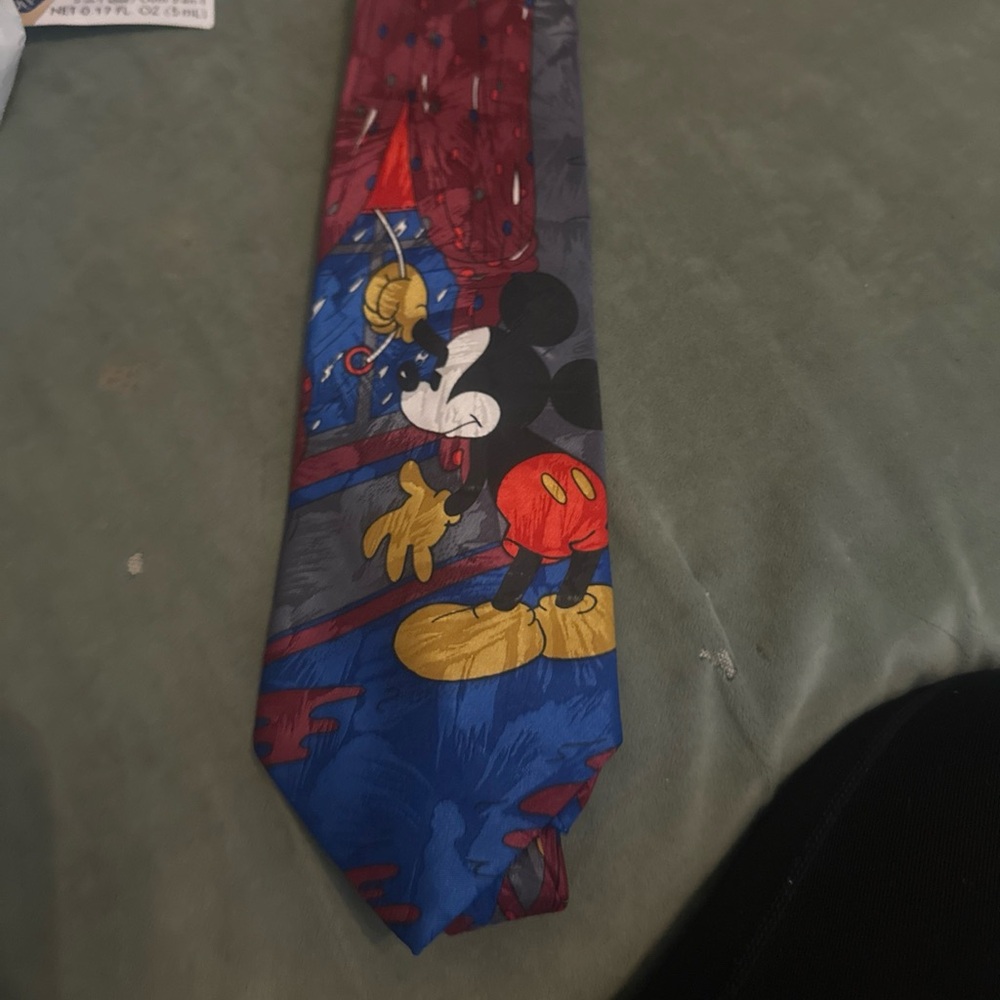 Men’s Mickey Mouse Tie Looking Out Window Mickey Unlimited. Great Condition.